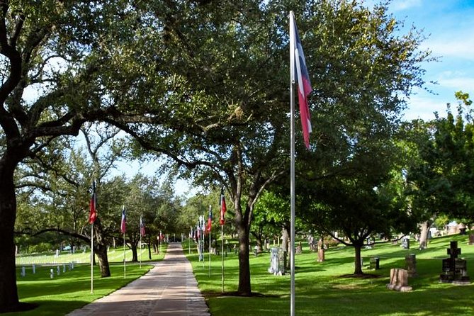 Austin and Hill Country Sightseeing Tour - Congress Avenue and Lady Bird Lake: Bat Bridge Moments and Performing Arts Along the Water
