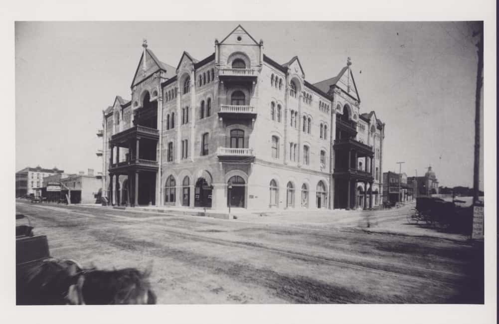 Austin: Morning History Walking Tour of Downtown Austin - Pearl House Hotel, 2nd Street, and the bat bridge moment
